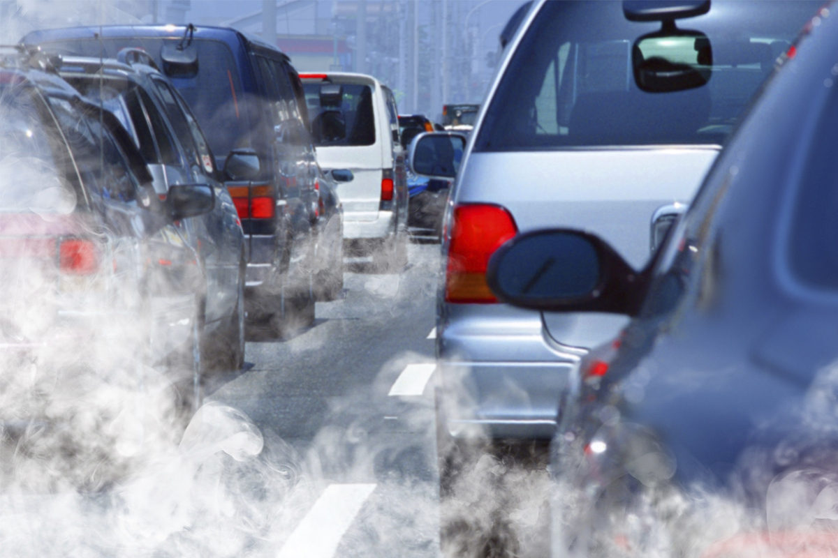 macchine che rilasciano fumi inquinanti