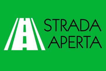 Immagine con sfondo verde e scritto "Strada aperta" e il disegno di una strada bianco